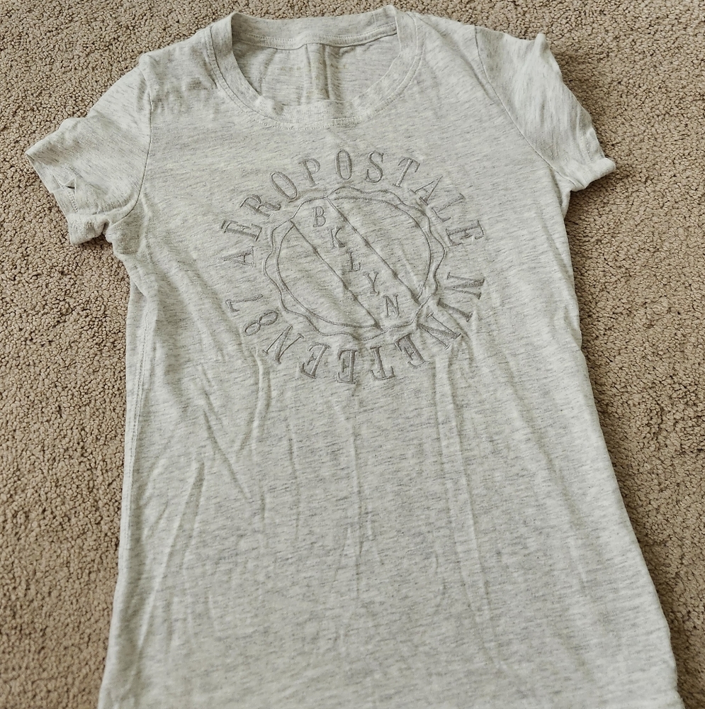 Aeropostale Light Gray Graphic Tee